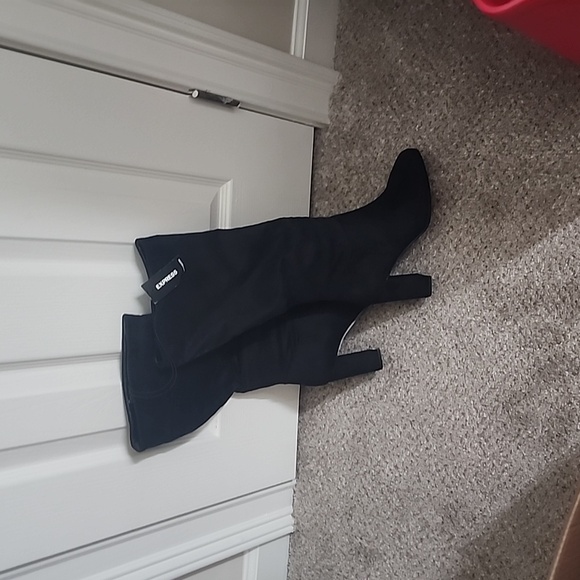 Boots Express - Picture 2 of 3